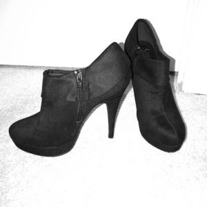 Black, Stiletto-booties, worn once. Faux-suede.